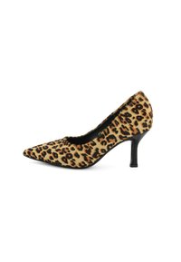 Scarpa con tacco alto in stampa leopardata, con punta affilata, realizzata in tessuto testurizzato, dotata di un tacco a stiletto nero e di un rivestimento morbido.