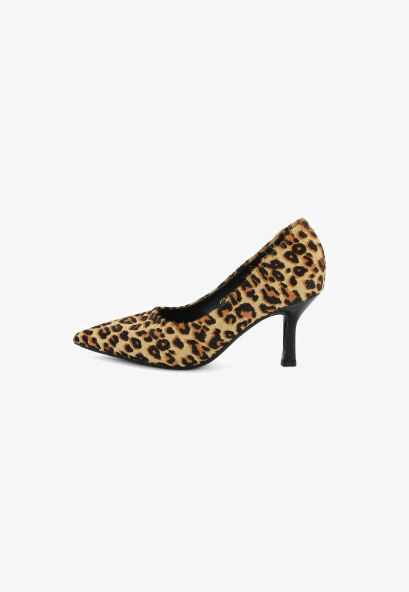 Scarpa con tacco alto in stampa leopardata, con punta affilata, realizzata in tessuto testurizzato, dotata di un tacco a stiletto nero e di un rivestimento morbido.