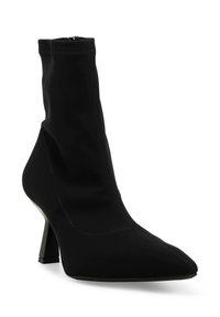 Stivaletto alla caviglia in tessuto nero con punta appuntita, tacco alto e silhouette elegante e aderente. Presenta una chiusura con cerniera sul retro.