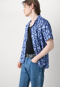 Les Deux ORNAMENT SHIRT - Srajca - summer sky/surf blue