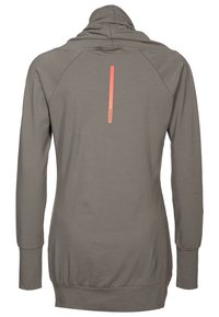 Top s dlouhým rukávem a kapucí v olivově zelené barvě, vyrobený z měkkého materiálu. Má na zádech neonově oranžový proužek a přiléhavý pas.