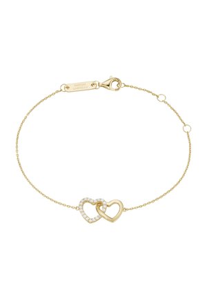 Zartes goldenes Kettenarmband mit zwei ineinander verschlungenen Herzanhängern, einem schlichten goldenen und einem goldenen mit kleinen klaren Steinen.