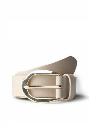 Hellbeiger Ledergürtel mit einer ovalen, glänzend goldfarbenen Schnalle, an einem Ende leicht zusammengerollt, vor weißem Hintergrund.