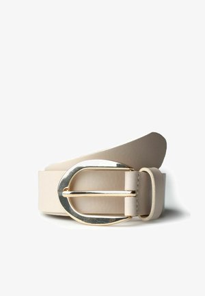 Hellbeiger Ledergürtel mit einer ovalen, glänzend goldfarbenen Schnalle, an einem Ende leicht zusammengerollt, vor weißem Hintergrund.