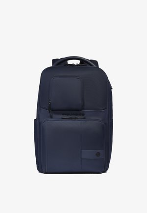 Mochila azul marino hecha de tela texturizada, con un bolsillo frontal, asa superior y detalles con la marca. Compartimentos con cremallera para una mejor organización.
