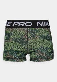 Shorts Nike Pro dans un motif floral vert foncé. Présentent une taille noire avec le texte "NIKE PRO" et un logo Nike blanc sur la jambe.