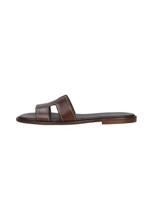 Bruine platte slidesandaal met brede leren bandjes en open teen, ontworpen voor casual gebruik.