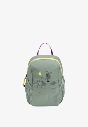 Piccolo zaino verde con cerniera gialla, manico viola, tasche laterali in rete e animali dei cartoni animati con un sole sulla tasca frontale.