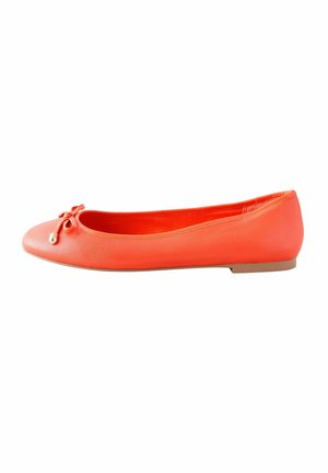 Ballerines en cuir corail avec une pointe arrondie, petit nœud à l'avant et semelle plate marron clair. Texture lisse, design minimaliste.