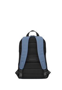 Sac à dos noir avec une surface texturée, doté de bretelles rembourrées bleu clair et d'une poignée supérieure ; design épuré et moderne.