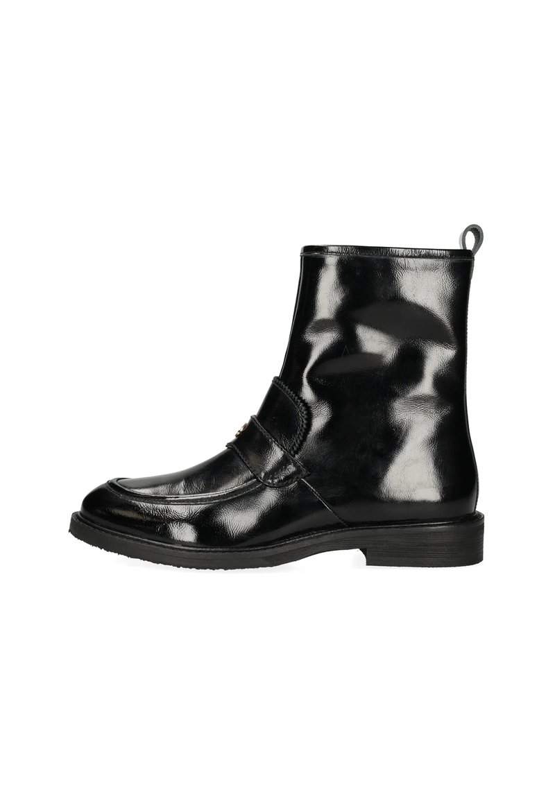 Bottines noires en cuir brillant avec un bout rond, présentant une sangle décorative et un petit talon. Comprend une languette à l'arrière.