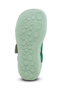 Suola di scarpa in gomma verde con motivi testurizzati, forme circolari e irregolari, caratterizzata da una grafica di una scimmia e il numero '21' impresso.