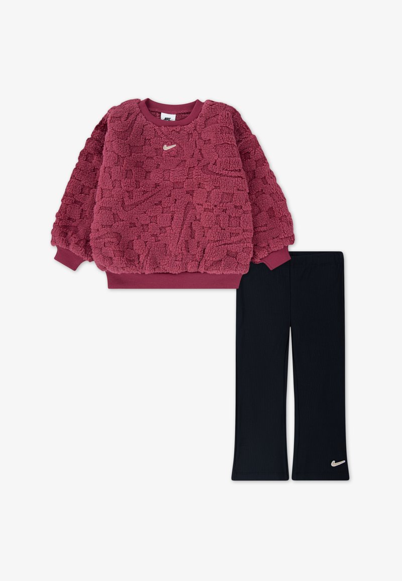 Burgundowa bluza z okrągłym dekoltem i teksturowanym wykończeniem, z prążkowanymi mankietami, w połączeniu z czarnymi prążkowanymi legginsami z małym logo.