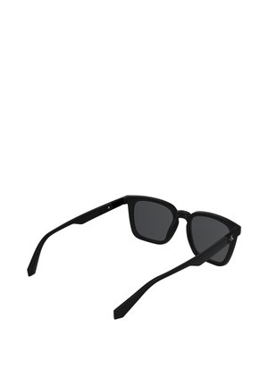 Schwarze rechteckige Sonnenbrille mit dicken Rahmen und dunklen Gläsern, leicht schräg auf weißem Hintergrund gezeigt.