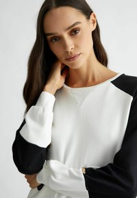 LIU JO WITH POCKETS - Športni pulover - white