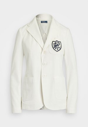 Witte op maat gemaakte blazer met drie knopen, een notched revers, twee voorzakken en een geborduurd schildlogo op de linker borstzak.