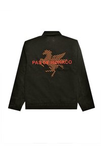 Schwarze Jacke mit einem auffälligen orange gestreiften Pferdemotiv und dem Text "PAS DE MONACO" auf der Rückseite. Einfache Kragenform und lange Ärmel.