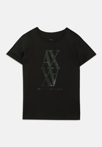 Must musta T-särk lühikeste varrukatega. Keskosas on suur läikiv trükk "AX" ja "Armani Exchange" kontrastsete värvidega.