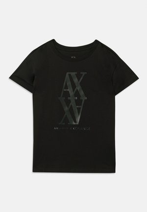 T-shirt en coton noir à manches courtes. Présente un grand imprimé brillant de "AX" et "Armani Exchange" en couleurs contrastées au centre.