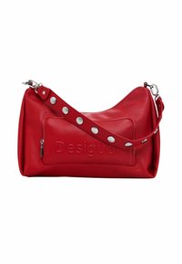 Borsa a tracolla in cuoio rosso con una texture morbida, silhouette curvata, accenti decorativi in metallo argento sui manici e logo impresso sul davanti.