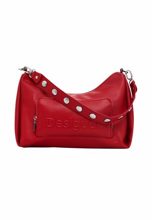 Borsa a tracolla in cuoio rosso con una texture morbida, silhouette curvata, accenti decorativi in metallo argento sui manici e logo impresso sul davanti.