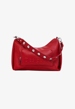 Borsa a tracolla in cuoio rosso con una texture morbida, silhouette curvata, accenti decorativi in metallo argento sui manici e logo impresso sul davanti.