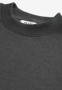 Tmavě šedá mikina s žebrovaným límcem. Má hladkou strukturu a minimalistický design, s viditelnou značkou uvnitř límce.