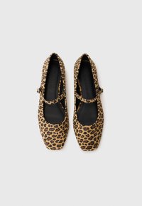 Sapatos Mary Jane de estampado de leopardo com bico quadrado, superior de tecido suave, tira no tornozelo e forro interior preto.