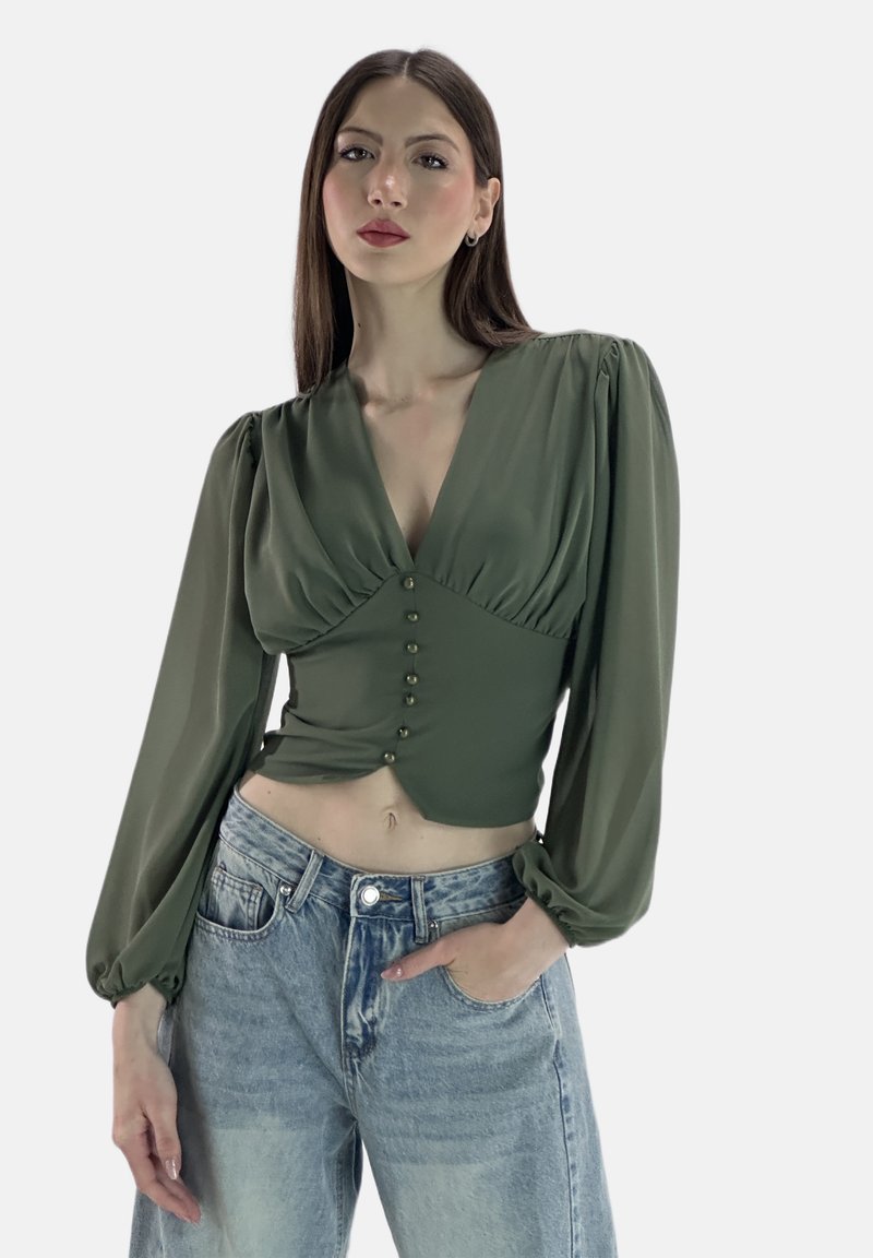 Zielona krótka bluzka z długimi puff sleeves, z głębokim dekoltem w serek, detalem w postaci guzików z przodu oraz marszczonym materiałem dla uzyskania faktury.