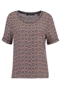 Kurzarm-Damenoberteil mit Rundhalsausschnitt, das ein geometrisches Blumenmuster in Pink-, Lila- und Beigetönen auf einem dunklen Hintergrund zeigt.