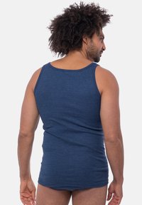 Granatowy pasiaste top na ramiączkach z blisko dopasowanym krojem, miękką fakturą materiału i szerokimi ramiączkami, widok z tyłu.