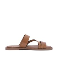Sandal plat marron avec trois brides en cuir, dont une tressée, sur une semelle lisse, vue de côté sur fond blanc.