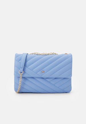 Sac à main bleu en similicuir matelassé avec une bandoulière en chaîne, présentant un motif diagonal et un petit logo embossé à l'avant.