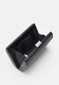 Clutch nera in ecopelle con una texture a motivo coccodrillo, chiusura a scatto in argento e un interno in tessuto nero con tre scomparti.