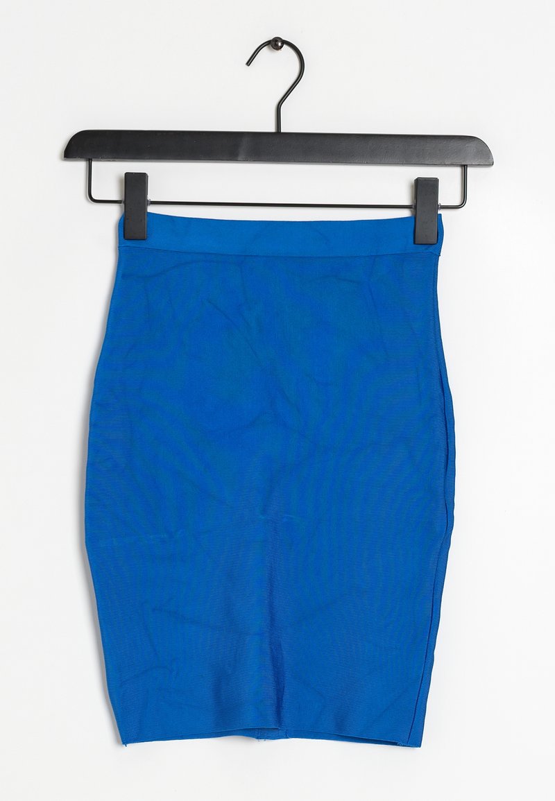Niebieska spódnica ołówkowa zawieszona na czarnym wieszaku. Materiał jest gładki z delikatnym połyskiem, ma wyraźny krój i prostą sylwetkę.
