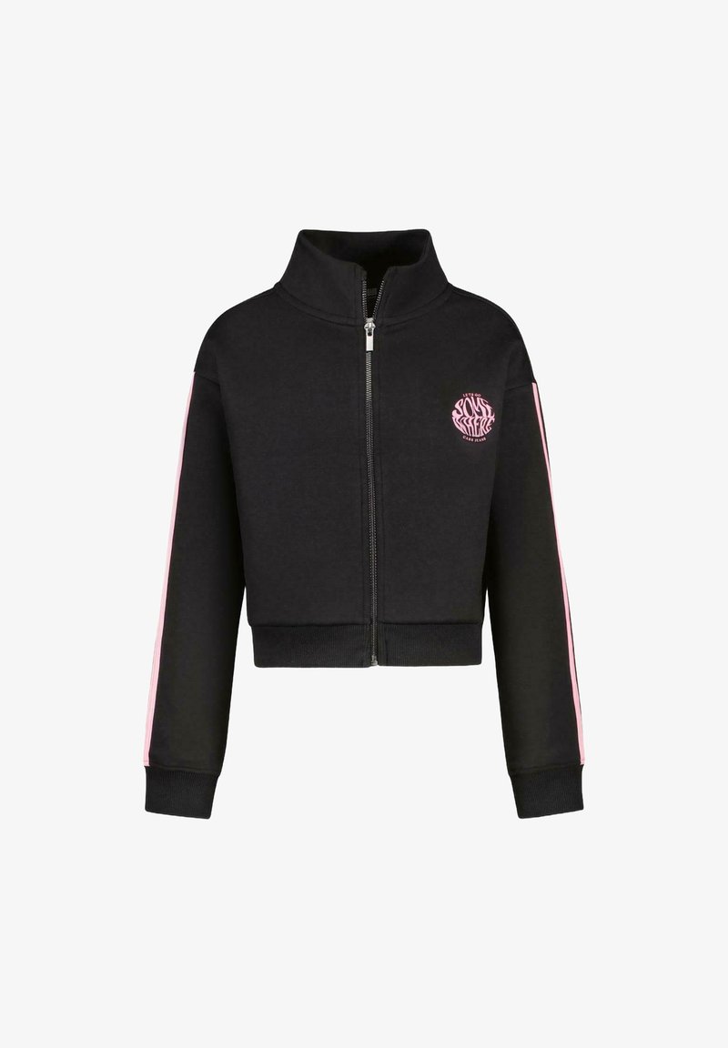 Afgekorte zwarte vest met rits en hoge kraag, roze strepen op de mouwen, en een rond logo op de borst. Heeft ribgebreide manchetten en zoom.