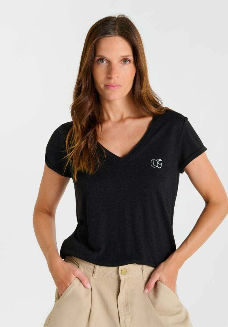 Zwart V-hals T-shirt van zacht katoen, voorzien van opgerolde mouwen en een kleine afbeelding op de linkerborst. Casual pasvorm en minimalistisch ontwerp.