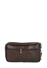 Bolsa de cuero marrón con un acabado texturizado, que cuenta con dos compartimentos con cremallera y una pequeña pestaña beige en el lateral para facilitar su transporte.