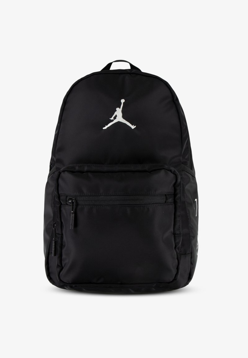 Črna nahrbtnik iz najlona, ki ima zadrgo spredaj, nastavljive naramnice in bel logo Jumpman na zgornji sprednji strani.
