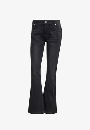 Jean flare en denim noir avec une taille haute, cinq poches et un marquage subtil. Présente une texture lisse et une coupe classique.
