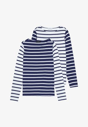 Zwei langärmlige Rundhals-Shirts: eines im navy und weißen Streifen, das andere in weiß mit navy Streifen. Aus Baumwollstoff, lässiges Design.