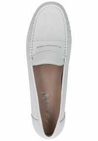 Weiße Leder-Slipper mit strukturiertem Finish, genähten Details an der Zehenpartie und einer hellen Sohle. Das Innere zeigt ein Logo.
