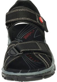 Svart sandal med justerbara remmar, texturerad ovandel och vadderad sula. Har röd accent och grå yttersula med bra grepp.