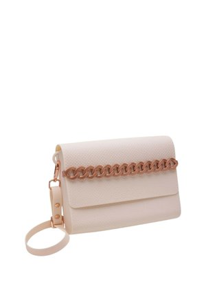 Piccola pochette texturizzata color avorio con catena spessa color oro rosa e cinturino regolabile per polso su sfondo bianco.