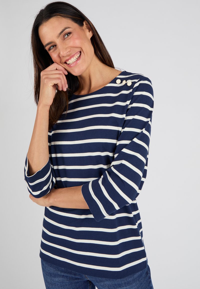 Maglietta a righe blu navy e bianca a maniche lunghe, con scollatura rotonda e maniche a tre quarti, caratterizzata da dettagli con bottoni sulla spalla.