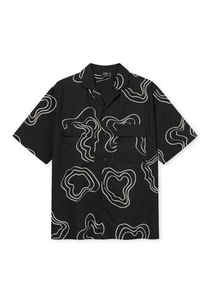 Mustan lyhythihaisen paidan, jossa on valkoisia abstrakteja viivakuviota, lovettu kaulus ja kaksi edessä olevaa taskua napillisilla sulkimilla.