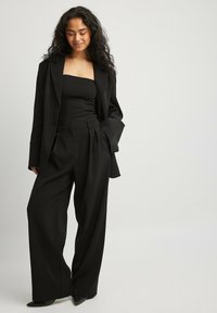 NA-KD MIT WEITEM BEIN UND HOHEM BUND - Trousers - black
