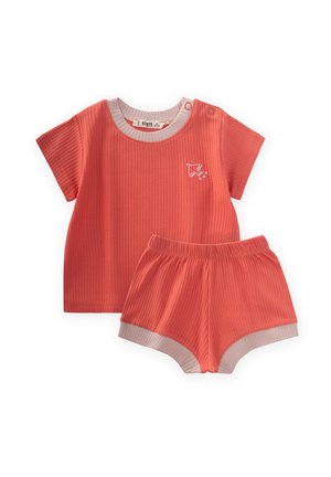 Conjunto de dos piezas de color coral con textura acanalada que incluye una parte superior de manga corta con detalles grises y pantalones cortos a juego, ambos con cinturas elásticas y un pequeño detalle bordado.