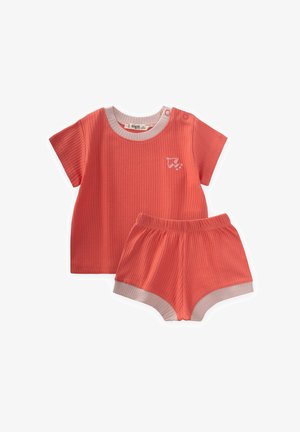 Koral ribade kaheosaline komplekt, millel on lühikeste varrukatega topp hallide aktsentidega ja vastavad lühikesed püksid, mõlemad elastse vöökohtaga ja väikese tikitud detailiga.