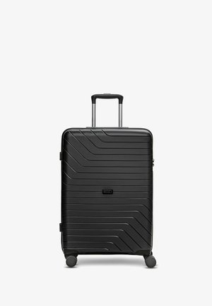 Valigia nera rigida con linee diagonali testurizzate, quattro ruote e manico telescopico estensibile su uno sfondo bianco.